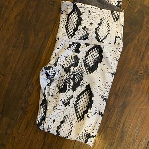 Reversible leggings grey/ snake buttisattva yoga style.